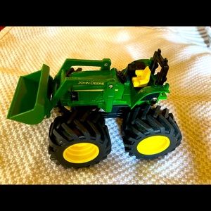 TOY JOHN DEERE GREEN TRACTOR - Like new